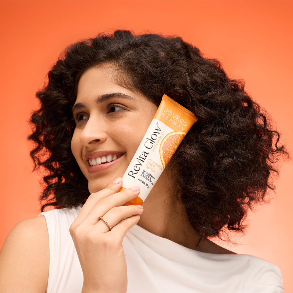 Jovees Revita Glow Vitamin C Face Wash With Olives & Kakadu Plum For Hyperpigmentation And Uneven Skin Tone 75 g